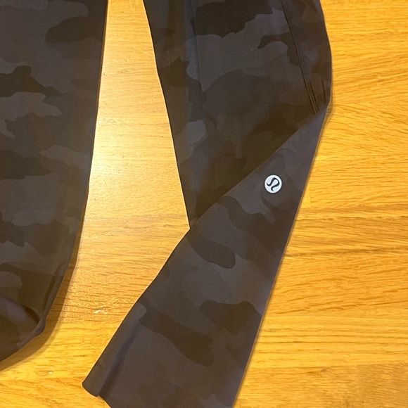 EUC Lululemon ‘Base Pace’ Camo Leggings 25 inseam, Size 4 - Picture 2 of 8
